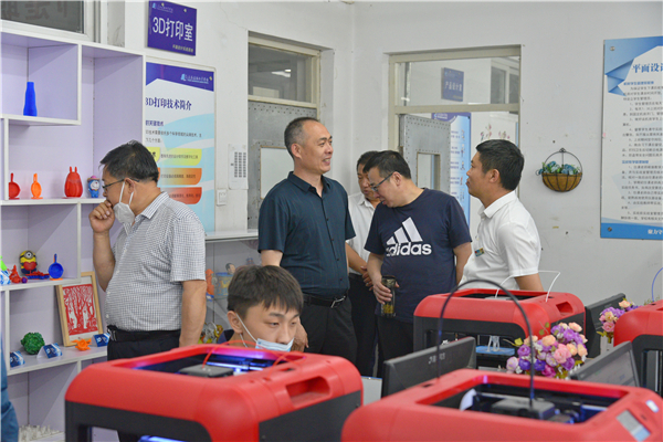 6王福贵校长与宋利民校长在3D打印实战室交流.jpg