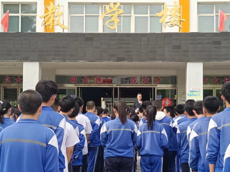 2.杨建平副校长在实验中学面向初三学生宣讲.jpg